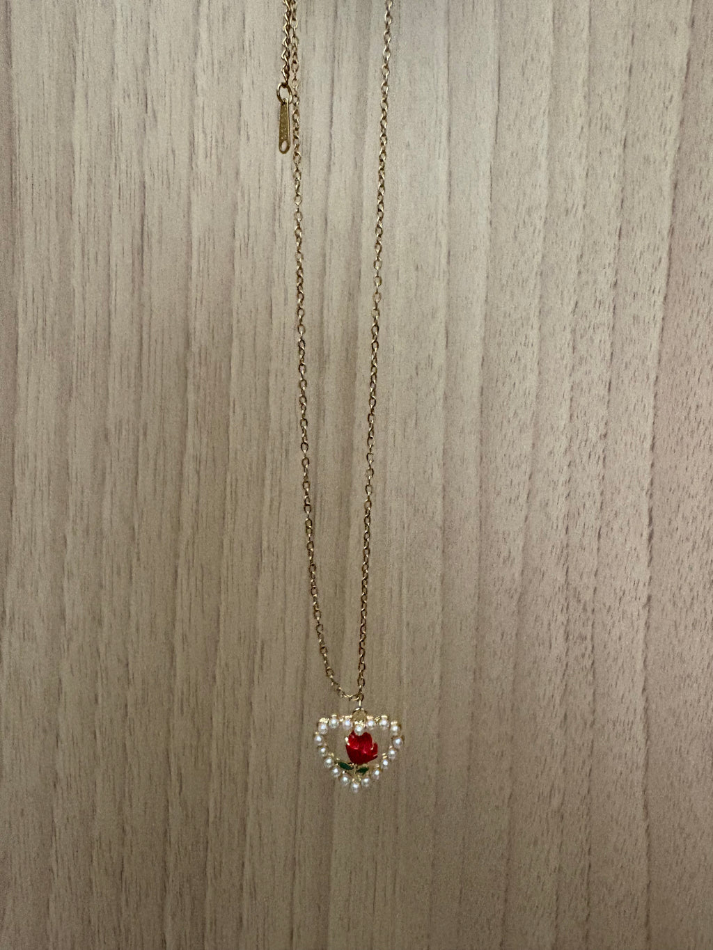 Collar de Acero con Colgante de Rosa – Colección Romántica MUVE