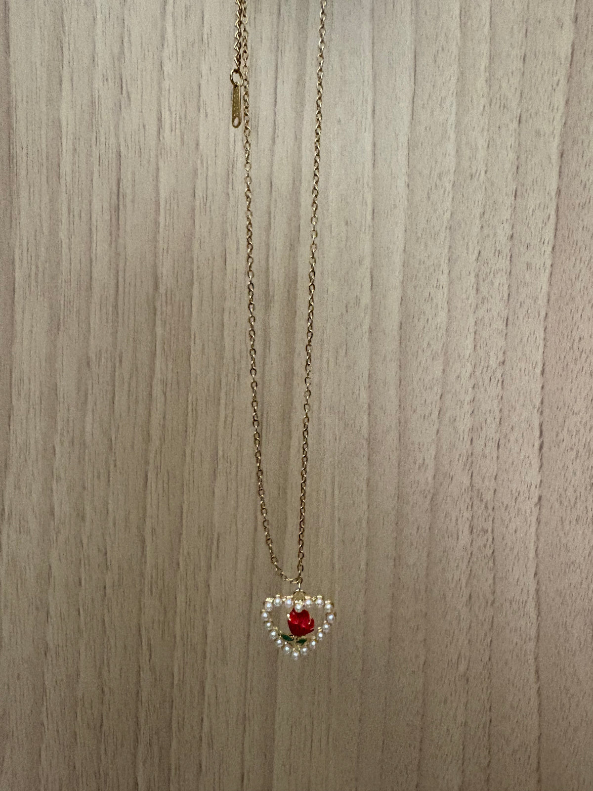 Collar de Acero con Colgante de Rosa – Colección Romántica MUVE